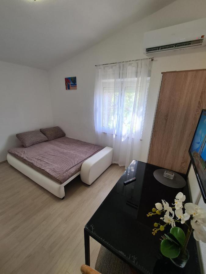 Apartments Lana - 30 M From The Sea Селине Екстериор снимка