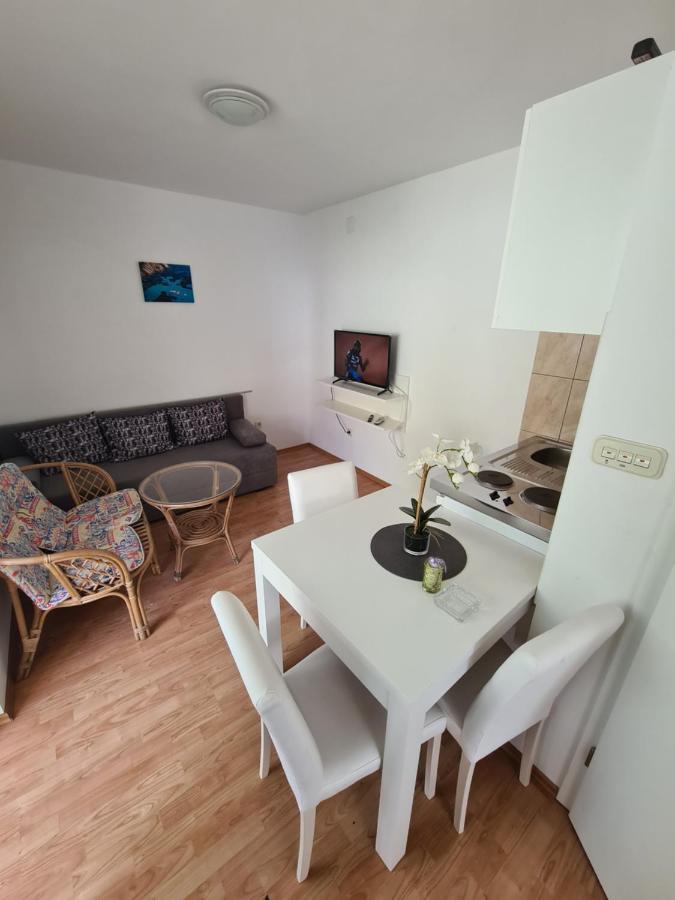 Apartments Lana - 30 M From The Sea Селине Екстериор снимка