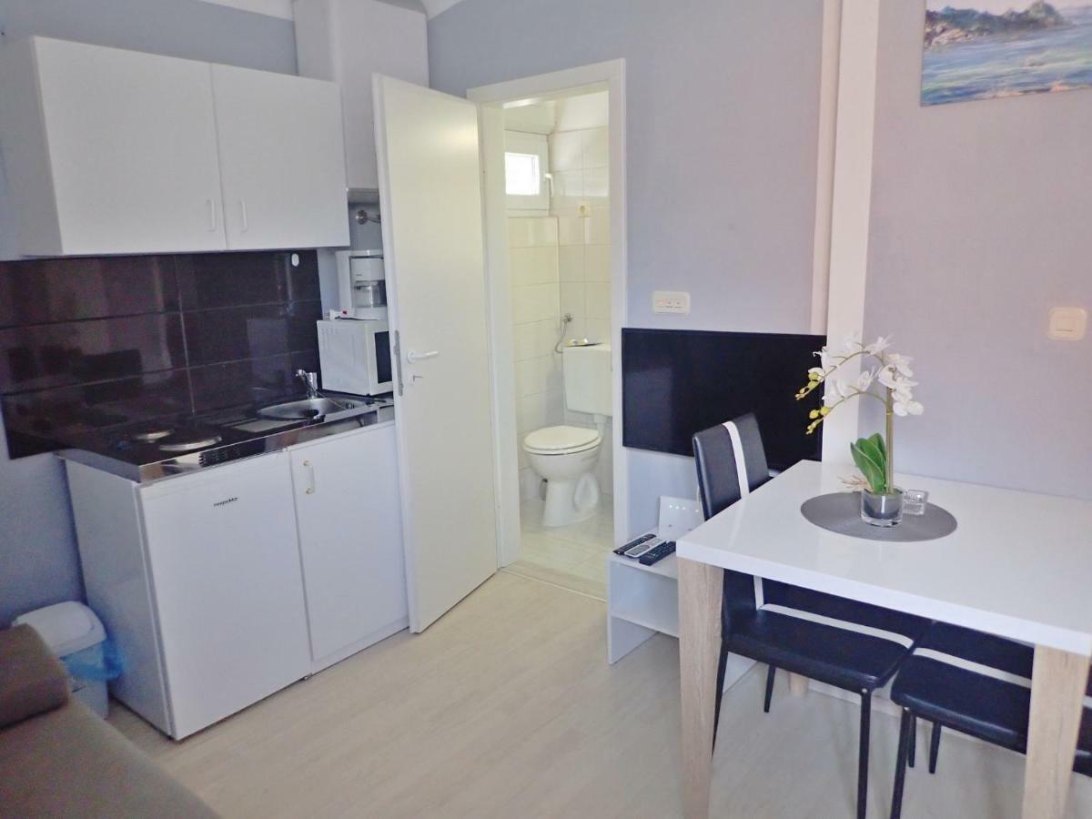 Apartments Lana - 30 M From The Sea Селине Стая снимка